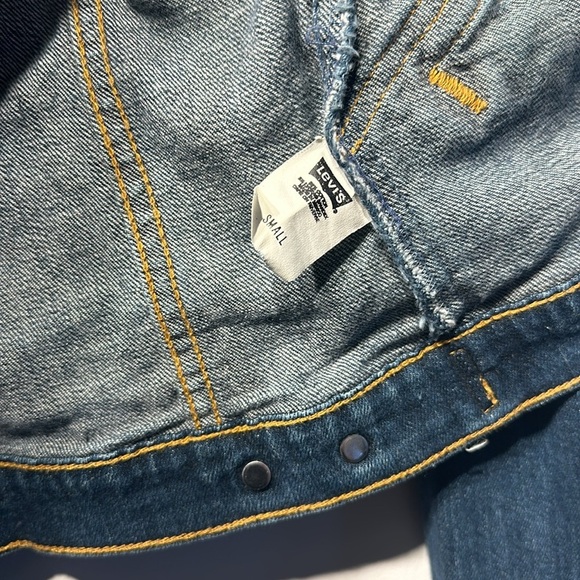 Vintage Levi’s Women’s Denim Jacket - Picture 4 of 6